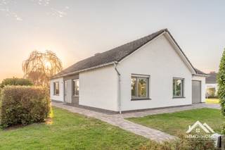Bent u op zoek naar een mooie bungalow in een rustige groene omgeving, met uitzicht op een landelijke omgeving ? Dan is dit misschien wel uw kans ! De inkomhal vormt tevens de centrale as doorheen gans de woning, en ze verbindt alle leefruimtes met elkaar. Als eerste kom je in een aangename leefruimte, waar de natuurlijke lichtinval voor een comfortabel gevoel zorgt. In de donkere maanden zorgt de inbouwhaard voor extra gezelligheid. De aanpalende keuken is praktisch ingericht, en deze is ook bereikbaar vanuit de ruime inpandige garage. Vooraan de woning vinden we de drie mooie slaapkamers terug, net als de badkamer en een apart toilet. Rond de woning beschik je over een mooie ruime tuin, met achteraan dus uitzicht op een heel mooie omgeving waar je van de mooiste zonsondergangen kan genieten, elke dag opnieuw. Inschrijven via mail naar tommy@immo-home.be, geen telefonische inschrijvingen! Volg ons op Fb en Insta. Voor meer info: www.immo-home.be. GRATIS SCHATTING &amp; GRATIS FINANCIEEL ADVIES