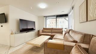 <p>Bij ImmoFusion 7/7 “open huis” : klik op onze 3D-TOUR.</p>
<p>Ervaar vastgoed alsof je er zelf doorloopt!<br /><br /></p>
<p>Stap binnen in deze prachtig gerenoveerde woning uit 2024, gelegen in een rustige doodlopende straat langs het kanaal van Beringen. Met een bewoonbare oppervlakte van 256 m² op een perceel van 758 m² voelt dit huis als quasi nieuwbouw, maar met de charme van een ruime villa die direct instapklaar is.<br /><br /></p>
<p>Bij binnenkomst wordt u verwelkomd in een ruime, lichte inkomhal met een praktische vestiairekast. Aan de voorkant bevindt zich een bureau dat perfect kan dienen als kantoorruimte of als gelijkvloerse zesde slaapkamer van 17 m². Vanuit de hal loopt u door naar de royale open leefruimte van in totaal 60 m², waarin de woonkamer, eetruimte en de riante keuken naadloos in elkaar overvloeien. Grote ramen zorgen voor een overvloed aan natuurlijk licht, en vanuit de keuken heeft u zicht op de volledig aangelegde en omheinde tuin. De keuken, volledig vernieuwd in 2024, combineert modern design met een praktische indeling en biedt alles wat een kookliefhebber zich kan wensen.</p>
<p>De woning beschikt over drie badkamers, elk met een toilet, waardoor comfort en privacy gegarandeerd zijn voor het hele gezin. Aan de achterzijde werd een overdekt terras met glazen schuifwanden omgevormd tot extra leefruimte, ideaal om het hele jaar door van buiten te genieten. De ruime garage biedt daarnaast volop opslagruimte en praktische mogelijkheden.<br /><br /></p>
<p>Op de bovenverdieping bevinden zich vijf ruime slaapkamers en 1 dressing, elk met veel lichtinval. Alles in dit huis ademt kwaliteit: PVC-ramen en -deuren met dubbel glas, een volledig nieuw dak en energiezuinige voorzieningen met EPB-label A en een E-peil van 42. Zonnepanelen maken het plaatje compleet en zorgen voor een duurzaam en kostenbewust wooncomfort.<br /><br /></p>
<p>Gelegen aan een rustige, doodlopende straat aan het kanaal, biedt deze villa de perfecte balans tussen rust en bereikbaarheid. De volledig aangelegde en omheinde tuin zorgt voor privacy en veiligheid, ideaal voor kinderen of huisdieren. Dankzij de ruime indeling, hoogwaardige afwerking en moderne voorzieningen is dit huis geschikt voor gezinnen, thuiswerkers en iedereen die comfort, stijl en functionaliteit zoekt.<br /><br /></p>
<p>Pluspunten</p>
- Volledige renovatie in 2024 = alles is nieuw!<br />- Mogelijkheid tot 6 slaapkamers of aparte dressing<br />- Ruim perceel van 758 m², volledig omheind en aangelegd<br />- Straatbreedte van 20 meter = statig en ruim vooraanzicht<br />- EPB-label A, E-peil 42 en zonnepanelen aanwezig<br />- Gelegen in een rustige doodlopende straat aan het kanaal<br />- Ruime garage en extra leefruimte via overdekt terras met glazen schuifwanden<br />- Moderne afwerking met PVC ramen/deuren en nieuw dak<br /><br />Maatregelen opgenomen in het Maatregelenregister: nee<br />
<p>Voor een bezoek of meer info, bel ons op 078/78.78.70, of kom gerust langs op ons kantoor. Steeds welkom!</p>