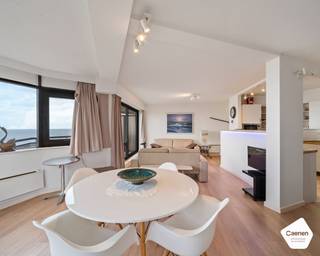 Dit instapklare <strong>twee</strong> <strong>slaapkamer</strong> <strong>appartement</strong> situeert zich op een <strong>unieke</strong> <strong>locatie</strong> in het midden van de <strong>Zeedijk</strong>. Via de in totaal <strong>vier</strong> <strong>terrassen</strong> goed voor een oppervlakte van in totaal 30m2 kunt u zowel genieten van een prachtig <strong>frontaal</strong> <strong>zicht</strong> op <strong>zee</strong> die reikt tot in de <strong>haven</strong> van <strong>Zeebrugge</strong> alsook een open <strong>zonovergoten</strong> <strong>zicht</strong> over het <strong>hinterland</strong>.<br /><br />Bij het binnenkomen van het appartement via de <strong>royale</strong> <strong>inkomhal</strong> begeeft zich voor u de <strong>ruime</strong> <strong>lichtrijke</strong> <strong>leefruimte</strong> en eetkamer met een <strong>volledige</strong> <strong>geïnstalleerde</strong> <strong>open</strong> <strong>keuken</strong>. Via de leefruimte is er toegang tot het <strong>terras</strong> via de schuiframen waar u kunt genieten van zowel de <strong>namiddagzon</strong>, een <strong>zonsondergang</strong> als een frontaal zicht op zee. Verder in het appartement situeren zich de <strong>twee</strong> <strong>ruime</strong> <strong>slaapkamers</strong> met ook elk hun <strong>terras</strong> met <strong>zowel</strong> <strong>zeezicht</strong> alsook <strong>zicht</strong> over het <strong>hinterland</strong>. Het is tevens mogelijk om vanuit uw bed de zee te bewonderen. <br /><br />Verder beschikt het appartement over een <strong>ruime</strong> <strong>badkamer</strong> met zowel een <strong>douche</strong> als <strong>ligbad</strong> en een dubbele lavabo. Achteraan het appartement situeert zich de <strong>berging</strong> voorzien van <strong>schuifdeurkasten</strong>.<br /><br />De eigenaar biedt u de <strong>mogelijkheid</strong> tot het <strong>aankopen</strong> van een enkele en/of dubbele <strong>staanplaats</strong>. (€42.000 of €79.000). Daarnaast kan ook een <strong>ruime</strong> <strong>kelder</strong> extra <strong>aangekocht</strong> worden (€28.000). Deze bieden een <strong>hoog</strong> <strong>rendement</strong> die aangetoond kan worden via het huurcontract. Dit appartement wordt <strong>bemeubeld</strong> verkocht.<br /><br />Dit appartement is gelegen op de <strong>achtste</strong> <strong>verdieping</strong> in de residentie Bristol en is bereikbaar met de <strong>lift</strong>. Gezien de allerhande troeven die het appartement geeft kan dit zowel gebruikt worden als <strong>hoofdverblijfplaats</strong>, <strong>tweede</strong> <strong>verblijf</strong> of als <strong>investering</strong>.