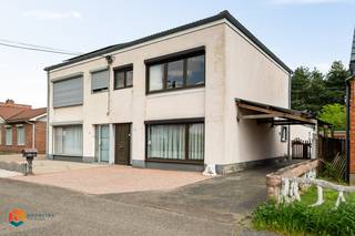Op een uitzonderlijke locatie te Beerzel bevindt zich deze halfopen bebouwing met 3 slaapkamers en dubbele garage op een ruim perceel. U geniet hier van een rustige ligging, toch met een uitstekende bereikbaarheid, vlakbij het centrum van Beerzel met winkels, eet-en drankgelegenheden, scholen en het openbaar vervoer.<br /><br />We betreden de woning via de inkomhal. De lichtrijke leefruimte kan u inrichten met een gezellige zithoek en een aparte eetplaats. Aangrenzend bevindt zicht de keuken , dewelke is voorzien van de voornaamste toestellen. Verder omvat het gelijkvloers een veranda met een apart toilet, wasplaats en de badkamer met douche en lavabo. De nachthal op de eerste verdieping geeft ons toegang tot 3 slaapkamers. Tot slot beschikt de woning ook over een aangename tuin waarin u steeds in alle rust en privacy kan genieten van het mooie weer. <br /><br />U bent verplicht om deze woning binnen de 6 jaar na aankoop grondig energetisch te renoveren tot minimum EPC-label D.<br /><br />Dit is een uitstekende opportuniteit als u op zoek bent naar een te renoveren woning met 3 slaapkamers te Beerzel. Contacteer ons voor meer informatie op 0479 13 63 69 of neem een kijkje op www.boonstravastgoed.be. <br /><br />Bijzonderheden: <br />- 3 slaapkamers<br />- Dubbele garage<br />- Uitstekende ligging
