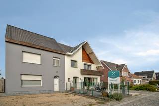 Veelzijdige halfopen bebouwing met ruime werk-/hobbyruimte en groene oase achteraan in Mullem (Oudenaarde)
Op zoek naar een woning met nét dat tikkeltje meer? Deze charmante halfopen bebouwing op de in Mullem combineert comfortabel wonen met bijzonder veel mogelijkheden. Dankzij de ruime garage/magazijnruimte is deze woning ideaal voor een zelfstandige, iemand met een vrij beroep, een hobbyist of wie nood heeft aan extra opslagruimte.
Bij het binnenkomen valt meteen de aangename lichtinval op. De woning beschikt over een ruime keuken met alle nodige voorzieningen, voldoende bergruimte.
Op de eerste verdieping bevinden zich twee volwaardige slaapkamers en een prachtige, moderne badkamer die bijzonder ruim is opgevat. Via een vaste trap bereik je de ingerichte zolderverdieping, waar een mooie master bedroom werd gecreëerd. Een extra troef voor wie graag wat meer privacy of ruimte heeft.
Ook buiten heeft deze woning heel wat te bieden. Het gezellige terras nodigt uit om uitgebreid te tafelen of samen met familie en vrienden te genieten van de buitenlucht. En dan is er nog de verrassende groene troef achteraan...
Achter de ruime garage/magazijnruimte bevindt zich namelijk een mooie tuin met zicht op agrarisch gebied. Een echte oase van rust waar je je even kunt terugtrekken, genieten van het groen en helemaal tot rust komen.
De garage/magazijnruimte biedt bovendien heel wat mogelijkheden: opslag, atelier, hobbyruimte, werkplaats of een praktische ruimte voor een zelfstandige of vrij beroep. De veelzijdigheid van dit pand maakt het dan ook bijzonder interessant voor verschillende doelgroepen.
De woning beschikt bovendien over een gunstig EPC A en gunstige attesten, waardoor je met een gerust gevoel verder kunt.
De ligging is eveneens een troef: vlak bij het centrum van Oudenaarde, met winkels, handelszaken en voorzieningen in de nabije omgeving. Dankzij de vlotte bereikbaarheid zijn ook omliggende gemeenten gemakkelijk bereikbaar.
Een woning met ruimte, licht, mogelijkheden én een heerlijk groen uitzicht.
Benieuwd naar deze verrassend veelzijdige woning? Plan dan zeker een bezoek en ontdek zelf de mogelijkheden!
Exclusief te koop aangeboden via de Oximo online verkoopsprocedure. Voor registratie en aanvaarding van de verkoopsvoorwaarden zie www.oximo.be.
