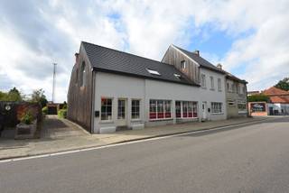 Woon- en handelspand met verhuurd appartement, grote tuin en EPC C in centrum BooischotUniek woon- en handelspand op een perceel van 885 m² in het hart van Booischot. De woning omvat 3 slaapkamers, een ruime en volledig uitgeruste keuken, gezellige leef- en eetruimte, badkamer, apart toilet, wasplaats en berging met ingemaakte kasten. Daarnaast biedt de zolder nog 32 m² uitbreidingsmogelijkheden.Het handelsgedeelte van 77 m² is momenteel opgedeeld in twee ruimtes van 50 m² en 27 m². Boven de handelsruimte bevindt zich een vergund appartement van 87 m² met 1 slaapkamer, momenteel verhuurd en dus goed voor een onmiddellijke huuropbrengst.De prachtige tuin en het ruime perceel vormen een extra troef. Dankzij de combinatie van wonen, werken en investeren is dit pand ideaal voor zelfstandigen, vrije beroepen en investeerders.EPC-label C | Perceel 885 m² | Woning + handelsruimte + vergund verhuurd appartement | Topligging in centrum Booischot.