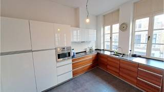 Dit instapklaar duplex-appartement, voorzien van alle modern comfort, is ideaal gelegen in het centrum van Brugge op een 150m van de grote...