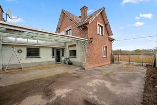 Deze ruime open bebouwing in Linter is een potentiële droomwoning voor wie op zoek is naar veel ruimte en rust. Gelegen in een rustige straat met uitzicht op de velden is dit een ideale kans om rustig en groen wonen te combineren. De gelijkvloers biedt ons een inkomhal, ruime leefruimte, een open keuken met eetplaats, een aparte wasplaats en nog heel veel polyvalente ruimtes die zouden kunnen dienen als extra slaapkamers, als hobbyruimte (werd gebruikt als opnamestudio) of zelfs voor mensen die graag iets in bijberoep willen starten. De ruimte en voorzieningen zijn alvast aanwezig. Op de eerste verdieping vinden we nog 3 slaapkamers terug, een badkamer en een apart toilet. De garage en meerdere parkeerplaatsen zijn ook een extra troef voor deze woning. Deze kunnen zowel gebruikt worden voor bezoekers of eigen gebruik maar ook als parkeerplaatsen voor een eventueel bijberoep.