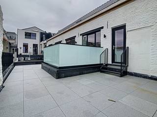 <strong>PUUR GENIETEN!</strong> Op zoek naar een <strong>UNIEK</strong>, <strong>LUXUEUS </strong>woonproject in het <strong>HISTORISCHE STADSCENTRUM </strong>van Oudenaarde? U vindt dit hier!<br /><br />Dit appartement is gelegen op het eerste verdiep van een kleinschalig project dat werd uitgewerkt met <strong>KARAKTERVOLLE </strong>en <strong>KWALITATIEVE </strong>materialen. U kan genieten van alle rust, doch bij het buitenstappen van het gebouw bent u midden in het bloeiende centrum van Oudenaarde. <br /><br /><strong>EXTRA TROEF: ZONNEPANELEN, </strong>deze garanderen een lage elektriciteitsfactuur! Het appartement heeft een ruime gemeenschappelijke berging voor fietsen en vuilbakken. <br /><br />U stapt binnen in de <strong>MAJESTUEUZE </strong>gemeenschappelijke hal, de <strong>LIFT </strong>brengt u naar het eerste verdiep waar dit appartement gelegen is. De inkom is geïntegreerd met de woonruimte en heeft een enorm <strong>RUIMTEGEVOEL </strong>door de hoge plafonds<strong>, </strong><strong>AUTHENTIEKE HOUTEN BALKEN</strong> en veel <strong>LICHTINVAL</strong>. De open keuken is volledig geïnstalleerd en heeft voldoende opbergplaats. Op het aansluitende zonneterras kan u ten volste genieten van de <strong>RUST</strong>. Verder is er een ruime berging met aansluiting voor wasmachine en een apart toilet. De badkamer is uitgerust met een ligbad en inloopdouche! De 3 slaapkamers kan u bereiken via de nachthall op het volgende verdiep. <br /><br /><em>Opmerking: Het appartement is geschikt voor maximum 3 à 4 personen! Omdat je financieel comfortabel zou kunnen huren wordt de volgende basisregel gehanteerd: € 1200*3 = € 3600</em><br /><br /><strong>Adres:</strong> Broodstraat 16 bus 202 - 9700 Oudenaarde<br />Huurprijs: € 1200,00/maand + € 50,00/maand gemeenschappelijke kosten<br />Beschikbaar vanaf 1 oktober 2026!<br />EPC: A label - E20