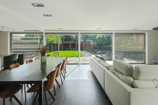 Sommige woningen zijn prachtig.<br /><br /><strong>Deze woning laat je dromen.</strong><br /><br />Je opent de gigantische schuiframen, schenkt een glas wijn in en kijkt uit over de <strong>moderne zwemvijver</strong>, terwijl de avondzon de tuin in een warme gloed zet. Onder de <strong>overdekte veranda met barbecuehoek</strong> geniet je met familie en vrienden van lange zomeravonden. Hier voelt thuiskomen elke dag als vakantie.<br /><br />Welkom in een exclusieve designwoning waar<strong> licht, ruimte en rust</strong> perfect samenkomen. De indrukwekkende leefruimte vormt samen met de <strong>luxueuze designkeuken</strong> het absolute hart van de woning. Koken, tafelen en ontspannen gebeuren hier met een fenomenaal uitzicht op de prachtig aangelegde tuin.<br /><br />Ook de rest van de woning straalt kwaliteit uit. Een stijlvolle badkamer met <strong>royale inloopdouche</strong> en <strong>vrijstaand ligbad</strong>, <strong>3 ruime slaapkamers</strong>, een praktische wasplaats, een <strong>garage</strong>, een <strong>extra autostaanplaats</strong> én een <strong>ruime zolder met vaste trap</strong>, klaar om ingericht te worden als extra slaapkamers, een master suite, bureau of hobbyruimte.<br /><br />De rustige, residentiële ligging combineert maximale privacy met een uitstekende bereikbaarheid. Winkels, scholen en belangrijke invalswegen bevinden zich op slechts enkele minuten. Bovendien geniet je van een <strong>energiezuinig EPC B</strong>, <strong>conforme elektriciteit</strong> en een <strong>asbestveilige woning</strong>.<br /><br /><strong>Hier koop je geen woning. Hier koop je de manier waarop je de komende twintig jaar wilt leven.<br /><br />Ik nodig je graag persoonlijk uit om deze uitzonderlijke woning te ontdekken. Bel Alexander van OC Vastgoed op 0476 62 30 37 en ervaar zelf waarom je op deze woning verliefd wordt vanaf het eerste uitzicht.</strong><br /><br />CV: aardgas <br />EPC: 183 kWh/m²jaar (B-label) – Bruto vloeroppervlakte: 325 m<sup>2</sup> volgens het EPC-attest (excl. kelder en garage) - Oppervlakte perceel: 625 m<sup>2</sup><br />Stedenbouwkundige inlichtingen: woongebied, bouwvergunning, geen verkavelingsvergunning, geen voorkooprecht, geen rechterlijke herstelmaatregel of bestuurlijke maatregel opgelegd.<br />Geen overstromingsgevoelig gebied: P-score: A, G-score: A.<br />Geen renovatieverplichting.