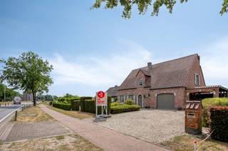 Vrijstaande hoevestijl woning (bouwjaar 1985) op een perceel van 965 m², met achteraan een groen uitzicht over weilanden, gelegen net buiten het centrum van Kasterlee.<br /><br />De woning omvat;<br />- inkom-/traphal, open tot in de nok<br />- gastentoilet<br />- ruime woon- en eetkamer van 44 m², met open haard<br />- ingerichte eiken keuken<br />- berging<br />- wasplaats met douche <br />- inpandige garage<br />- veranda over de volledige breedte van de woning<br />- 3 grote slaapkamers<br />- badkamer met ligbad en dubbele lavabo<br />- zolderruimtes<br /><br />Naast de woning is er nog een carport en achteraan het perceel een tuinhuis. <br /><br />De woning is asbestveilig, beschikt over een EPC C-label, is voorzien van zonnepanelen, een CV op aardgas en heeft houten ramen met dubbele beglazing. <br /><br />Bereikbaarheid: <br />- Openbaar vervoer: bushaltes op 50 meter<br />- Supermarkt: 1500 meter <br />- Markt van Kasterlee: 1500 meter<br />- Oprit E34-autostrade: 4,5 km<br /><br />De opgegeven prijs is een instelprijs. Biedmoment; dinsdag 1 september om 17u30.<br /><br />De eigendom wordt aangeboden via de Pre-sale formule. Van 26/08/2026 om 13:30 tot 29/08/2026 om 12:00 kan u het huis op afspraak komen bezichtigen en een bod uitbrengen. De vermelde prijs is een instelprijs. Voor meer info, gelieve contact op te nemen met de dossierverantwoordelijke.<br /><br />Bestuursmaatregelen in het maatregelenregister: nee