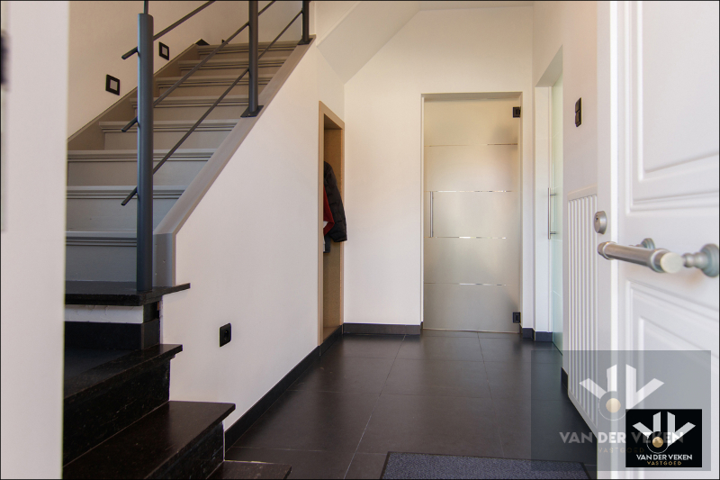 VOLLEDIG GERENOVEERDE, INSTAPKLARE GEZINSWONING - foto 4