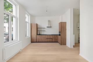 <p><span>Turnkey, bright apartment with 2 bedrooms and modern open kitchen</span></p><p><span>Discover this stylish and ready to move in apartment with a living area of approx. </span><span>72 m²</span><span>, located in a central location with easy access to stores, public transport and important access roads. Thanks to the large windows, the living space enjoys an abundance of natural light, creating a pleasant and open atmosphere.</span></p><p><span>The spacious living space forms the heart of the apartment and connects seamlessly with the </span><span>modern open kitchen</span><span>, which is equipped with quality appliances and ample storage space. The combination of light parquet floors, clean white walls and warm wood accents creates a timeless and elegant look.</span></p><p><span>The apartment features </span><span>two comfortable bedrooms</span><span>, ideal for a family, a home office or as an investment. The practical layout ensures optimal use of space and pleasant living comfort.</span></p><p><span>With an </span><span>EPC score B (160 kWh/m² year)</span><span>, this home is also energy efficient, ensuring lower energy costs and a sustainable investment.</span></p><p><span>Advantages of the apartment:</span><span><br />living area approx. 72 m²<br />2 bedrooms<br />luminous living space with large windows<br />modern open kitchen with quality finishing<br />energy efficient (EPC B)<br />ready to move in<br />central location near stores and public transport</span></p><p><span>Ideal as a </span><span>first home or interesting investment</span><span>.</span></p><p><span> </span></p><p><span>Are you interested in this studio for sale in Antwerp, are you looking for other real estate, an investment or do you want to know the value of your property? Then you are at </span></p>