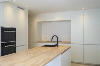 Dit volledig gerenoveerd appartement met 1 slaapkamer geniet van een gunstige locatie in het centrum van Waregem. Het appartement met privaat terras is gelegen op de gelijkvloerse verdieping. Verkoop onder registratierechten!INDELINGLeefruimte met volledig nieuwe keuken - overal parket - slaapkamer 1 - badkamer met douche en lavabo - toilet - aangenaam terras 3 privatieve staanplaatsen aan de achterzijde van het gebouw - fietsenberging - kelderbergingTROEVEN* EPC score A: zeer energiezuinige appartementen* verkoop onder registratierechten!* recent en volledig gerenoveerd met oog voor kwaliteit en duurzaamheid* in afwerkingsfase* instapklaar – alle units zijn verhuurklaar (volledig geschilderd en verlichting aanwezig) * individuele nutsvoorzieningen per appartement* energiezuinige installaties en conforme elektriciteit* interessante huuropbrengst – ideaal voor de investeerder die zoekt naar stabiliteit en rendement* aankoop staanplaats: 15.000€Deze eigendom is perfect voor wie op zoek is naar een perfect afgewerkt appartement. Contacteer ons vandaag voor meer informatie, een gedetailleerde rendementsberekening of een plaatsbezoek op flore.decavel@dewaele.com of 056 605 605