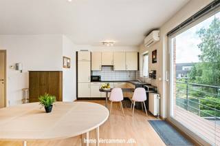 <h3><span>Stijlvol appartement met 2 slaapkamers en overdekte autostaanplaats in het centrum van Kontich</span></h3><p><span>Dit verzorgde appartement van 87 m² combineert comfort met een uitstekende ligging. Het beschikt over een lichtrijke leefruimte met open keuken, twee ruime slaapkamers, een badkamer met douche en dubbele wastafel, en een aangenaam balkon waar u in alle rust kan genieten.</span></p><p><span>Daarnaast beschikt het appartement over een private, overdekte autostaanplaats, wat zorgt voor extra comfort en een vaste parkeerplaats.</span></p><p><span>Dankzij de centrale ligging bevinden winkels, diensten en openbaar vervoer zich op wandelafstand. Een ideale woonst voor wie comfortabel wil wonen in het bruisende centrum van Kontich.</span></p><p><span>Bezoeken mogelijk op afspraak: 015/755 444 of <span>info@immovercammen.be</span></span><span> Onmiddellijk beschikbaar. Huurprijs: 950 / maand + 75 lasten / maand </span></p>