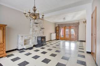 Deze gezinswoning met 3 slaapkamers biedt heel wat potentieel en is ideaal gelegen in Mol-Sluis. Alle voorzieningen zoals winkels, horeca, scholen en openbaar vervoer bevinden zich op wandelafstand. Dankzij de nabijgelegen Zuiderring (N71), N18 en N103 zijn zowel de woning als de omliggende gemeenten vlot bereikbaar.<br /><br />Indeling:<br />We betreden de woning via de inkomhal, die toegang geeft tot de lichtrijke woonkamer en de uitgeruste keuken. Aansluitend vinden we de badkamer met douche en lavabo, een berging/wasplaats en een apart toilet. Vanuit zowel de woonkamer als de keuken is de veranda bereikbaar, een gezellige plek om het hele jaar door te genieten.<br /><br />Op de eerste verdieping bevinden zich drie ruime slaapkamers en een tweede toilet. Via een luik is er bovendien toegang tot de handige zolder.<br /><br />Buitenruimte:<br />De zuidoostelijk georiënteerde tuin nodigt uit om volop van het buitenleven te genieten. Daarnaast is er een praktische garage én een tuinberging aanwezig.<br /><br />Troeven:<br />- Ruime woning met veel potentieel<br />- Handige berg- en opslagmogelijkheden<br />- Uitstekende ligging nabij voorzieningen en invalswegen<br /><br />Renovatieverplichting residentiële gebouwen van toepassing. Meer info: https://energiesparen.be/renovatieverplichting.<br /><br />Voor meer info of een bezoek contacteer ons via info@vastengoed.be of via 014/72 73 74.<br /><br />Wenst u een gratis schatting van uw eigendom? Contacteer ons via 014/72 73 74.