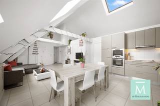 UIterst charmant appartement met 2 slaapkamers pal in het centrum!Ben je op zoek naar een super leuk appartement met veel lichtinval op de tweede...