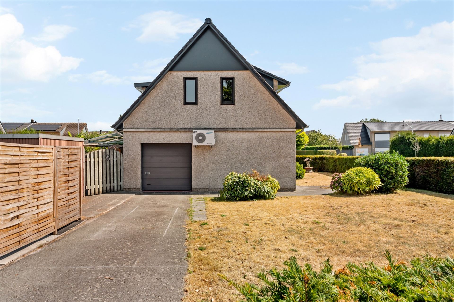 Gezinswoning met 3 slaapkamers en inpandige garage op 699 m². - foto 3