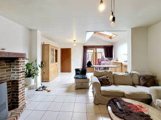 Deze charmante woning in Oostkamp biedt een comfortabele leefruimte met twee ruime slaapkamers, ideaal voor een gezin of als kantoorruimte. De...