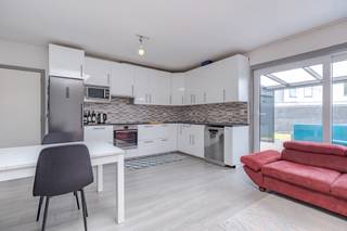Deze volledig gerenoveerde woning bevindt zich in het rustige Sint-Amands, nabij scholen, winkels en openbaar vervoer. Op wandelafstand vinden we...