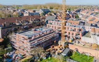 <p><span>Instapklaar gelijkvloers appartement met ruim terras in Residentie De Zeven Rozen te Temse</span></p><p><span> </span></p><p><span>Dit stijlvolle gelijkvloerse appartement maakt deel uit van Residentie De Zeven Rozen, een hedendaags woonproject waar comfort, kwaliteit en duurzaamheid centraal staan. </span></p><p><span> </span></p><p><span>Met een bruto vloeroppervlakte van 90 m² en een ruim terras van 27 m² biedt dit appartement een aangename woonomgeving met voldoende binnen- en buitenruimte. </span></p><p><span> </span></p><p><span>Het appartement beschikt over een lichtrijke leefruimte met open keuken, 2 slaapkamers, een badkamer, een apart gastentoilet en een praktische berging. <br />Dankzij de doordachte indeling en de grote raampartijen geniet u van een optimaal wooncomfort en een aangename lichtinval. Het terras vormt een mooi verlengstuk van de leefruimte en biedt de ideale plek om tot rust te komen. </span></p><p><span><br />Het appartement is volledig afgewerkt en voorzien van kwalitatieve materialen. <br />Daarnaast werd bijzondere aandacht besteed aan energiezuinig wonen dankzij de aanwezigheid van een lucht-waterwarmtepomp, vloerverwarming en een ventilatiesysteem type D. <br />Zo geniet u van een comfortabel en energiezuinig binnenklimaat.</span></p><p><span><br />De residentie beschikt over een ondergrondse parking en is gunstig gelegen nabij winkels, scholen, openbaar vervoer en belangrijke verbindingswegen. <br />Hierdoor combineert u een centrale ligging met een aangename woonomgeving.</span></p><p><span> </span></p><p><span>Extra troef:</span><span> bij dit project betaalt u pas bij de oplevering van het appartement, wat zorgt voor extra financiële zekerheid tijdens het aankoopproces.</span></p><p><span> </span></p><p><span>Interesse?</span><span> Neem gerust contact op voor meer informatie of een bezoek ter plaatse via </span><span>laura@axellenaerts.be</span><span> of </span><span>03 256 29 55</span><span>. Wij helpen u graag verder.</span></p><p><span> </span></p>