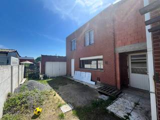 <strong>Bent u op zoek naar een woning die u volledig naar eigen smaak kunt afwerken, zonder de administratieve rompslomp? Dan is deze halfopen bebouwing een unieke kans.</strong><br />Deze woning wordt aangeboden met een reeds <strong>goedgekeurde omgevingsvergunning voor de renovatie</strong>. De architectenplannen zijn volledig uitgewerkt en beschikbaar, waardoor u onmiddellijk aan de slag kunt. <br />De woning is gelegen in een rustige, aangename straat op een <strong>mooi perceel van 468 m²,</strong> waar u kunt genieten van de nodige rust en privacy.<br />Dankzij de reeds verkregen vergunning en de beschikbare plannen kan er zeer snel geschakeld worden. Dit maakt deze eigendom <strong>bijzonder interessant</strong> voor <strong>zowel particuliere kopers als investeerders</strong> die zonder tijdverlies hun renovatieproject willen starten.<br /><strong>Troeven:</strong><br />- Halfopen bebouwing<br />- Renovatieproject met goedgekeurde omgevingsvergunning<br />- Architectenplannen beschikbaar<br />- Elektriciteit conform<br />- Badkamer reeds aanwezig<br />- Rustige ligging<br />- Perceel van 468 m²<br /><strong>Een ideale opportuniteit voor wie op zoek is naar een project met een stevige basis en een vlotte opstart.</strong>