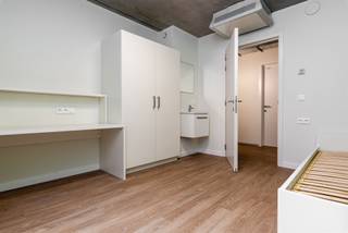 <p><span>COMFORT KOT</span></p><p><span> </span></p><p><span>We are thrilled to introduce you to the brand-new & sustainable student residence De Speurder. Located in an iconic spot in Ledeberg 🎓, near ’t Zuid & the Ghent city ring road. We’re just a few minutes’ bike ride from popular attractions such as Sint-Pietersplein, the Overpoort, and various campuses (Ugent, Artevelde University College, HOGENT, LUCA School of Arts, KASK & Conservatory)—literally situated between the city & and campus life. </span></p><p><span>The former location of the interior design store De Speurder in Ghent will be home to 81 student rooms starting in September 2026. Not just a basic dorm room, but a place you’ll actually want to live: lots of light, sleekly furnished, and completely ready for your student life 📚 And the icing on the cake? 🍒 The </span><span>panoramic rooftop terrace</span><span>. The place where you can unwind after a long day of classes. Chill with friends, enjoy the view of Ghent, or kick off your evening here before heading into the city. 🌇</span></p><p><span> </span></p><p><span>Comfort</span><span> Room<br />15m² | Shared bathroom facilities | 17 units<br /><br />Specifications: <br />- Rent: 500.00 euros + 120.00 euros in shared expenses <br /></span><span>(shared expenses: water, heating, electricity, and internet)#</span><span>NewLine#- Furnished student room <br />- Private sink<br />- Shared bathrooms<br />- Shared kitchen/living area<br />- Shared lounge areas </span></p><p><span> </span></p><p><span>Are you as convinced as we are that De Speurder residence is the ideal place to stay during your time as a student? Request a tour via the following link: </span></p><p><span><span>https://yourent.pillar.estate/request-visit?access_token=bf52c5d7-f534-4718-a361-ccd47263af17</span></span></p><p><span> </span></p><p><span>If you’re not ready for a tour yet but would like more information, please contact Pillar at <span>, info@pillar.estate</span></span><span>, or by phone at 033 695 695. <br /><br />*The floor areas are for reference only. Pillar cannot be held responsible for the accuracy of the information provided. </span></p><p><span> </span></p>
