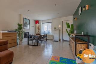 EERSTE KIJKDAG ZAT. 11/04/26 - 10U (op afspraak!! 053/60.65.60)<br /><br />EREMBODEGEM - Deze verzorgde woning kunt u vinden in rustige doodlopende straat te Erembodegem. Deze woning is voorzien van alle moderne comfort en perfect instapklaar. Zo werd de woning in 2017 nog voorzien van een nieuw dak, nieuwe crépi (muren geïsoleerd) en een nieuw aangelegde tuin. In 2020 werden 20 zonnepanelen geplaatst en de badkamer volledig vernieuwd. Tevens is de woning voorzien van dubbel beglazing en centrale verwarming op aardgas.<br /><br />Naar indeling toe beschikt de woning op het gelijkvloers over een zeer ruime woonkamer voorzien van veel lichtinval, een aanpalende semi-open keuken, een praktische achterliggende bergruimte en een apart toilet. Op de eerste verdieping bevinden zich naast de nachthal nog een ruime slaapkamer en een totaal vernieuwde badkamer voorzien van zowel ligbad als inloopdouche. Daarnaast is er nog een vaste trap naar de zolderverdieping waar zich nog 2 extra kamers bevinden. <br /><br />Leuk aan deze woning is zeker ook de verzorgde tuin en de parkeerplaats naast de woning. <br /><br />In de directe omgeving bevinden zich buurtwinkels, scholen, openbaar vervoer, het station van Erembodegem, invalswegen en E40.<br /><br />Kortom bent u op zoek naar een perfect instapklare woning op een zeer rustige locatie, voorzien van alle moderne comfort zoals centrale verwarming op aardgas, zonnepanelen, vernieuwde badkamer met tuin. Aarzel dan niet en maak snel uw afspraak!! Voor meer info of bezoek 053/60.65.60<br /><br />De vermelde prijs is een richtprijs. Na ontvangst van de biedingen zal de verkoper beslissen of hij/zij de eigendom verkoopt aan het beste bod. De richtprijs is aldus niet bindend voor de verkoper. Voor meer info kunt u ons contacteren of het reglement raadplegen op onze website.