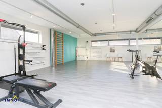 Deze prachtige commerciële ruimte bevindt zich strategisch gelegen kort bij de N41.Via de private inkom kan je zowel met trap als lift het 1e verdiep...