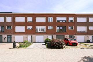 - Bekijk www.koosi.be voor een volledige omschrijving van dit eigendom. -In een rustige woonwijk, nabij winkels, groen en belangrijke invalswegen, bevindt zich deze bel-etagewoning met 3 slaapkamers.Deze woning, gelegen aan de Warschaustraat 15, werd gebouwd in 1973 op een perceel van 204 m² en beschikt over een bewoonbare oppervlakte van 174 m².Indeling: inkomhal, inpandige garage, berging, veranda, woonkamer, keuken, gastentoilet, 3 slaapkamers en badkamer.Het eigendom werd doorheen de jaren steeds zorgvuldig onderhouden, al is een opfrissing en modernisering aangewezen om het volledig aan de hedendaagse woonnormen aan te passen.Dankzij de gunstige ligging, de praktische indeling en bewoonbare oppervlakte vormt deze woning de ideale gezinswoning voor wie op zoek is naar een comfortabele thuis met tal van mogelijkheden.- Interesse? Plan uw afspraak per mail naar stef@koosi.be -