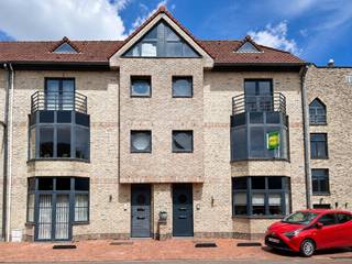 omvattende een ruime klare living, ingerichte open keuken, 3 slaapkamers, geïnstalleerde badkamer, 2 toiletten, ruime zolder, garage en terras