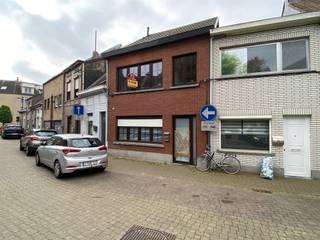 In het hart van Aalst bevindt zich deze charmante rijwoning, ideaal gelegen nabij scholen, winkels en andere voorzieningen.De woning omvat een...