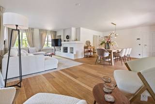 Landelijk maar toch centraal gelegen, bevindt zich deze karaktervolle villa met volledige privacy en een ideale zuidoriëntatie. Deze woning...