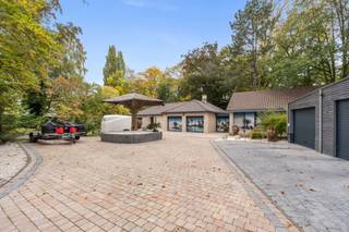 <p>Parfaitement située, à Froyennes, proche de toutes commodités, cette maison de plain-pied parfaitement entretenue se compose comme suit ; <br /><br />A l’intérieur : Une grande pièce à vivre de plus de 70 m² composée d’un grand séjour lumineux et d’une cuisine équipée ouverte, une véranda chauffée, deux chambre à coucher, une suite parentale avec dressing, une salle de bains avec douche à l’italienne, une buanderie ainsi qu’un studio indépendant avec accès séparé. <br /><br />L’extérieur, quant à lui, se compose d’un magnifique jardin parfaitement arboré avec étang, piscine couverte et chauffée, plusieurs terrasses, un triple garage ainsi que de nombreuses places de parking privatives.<br /><br />TECHNIQUES : Chauffage central au mazout, climatisation réversible, VMC double flux, châssis aluminium double vitrage, persiennes électriques, adoucisseur d’eau, portail motorisé, système d’alarme avec caméras et vidéophonie.</p>