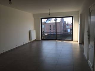 <p><span>Situé dans le quartier résidentiel calme et agréable de De Beunt, cet appartement bien entretenu comprend deux chambres. </span></p><p><span>Le salon bénéficie d'une belle lumière naturelle et communique avec la cuisine ouverte entièrement équipée, créant ainsi un cadre de vie à la fois convivial et pratique. </span></p><p><span>À l'avant, l'appartement dispose d'un balcon et, à l'arrière, d'une agréable terrasse où vous pourrez profiter du plein air en toute tranquillité. </span></p><p><span>Atout supplémentaire : l'appartement dispose d'un garage avec porte automatique ainsi que d'une place de stationnement supplémentaire devant le garage, ce qui vous garantit toujours suffisamment d'espace pour vous garer. </span></p><p><span>Il n’y a pas de charges communes, ce qui rend l’ensemble encore plus attractif. </span></p><p><span>L'appartement sera disponible à partir du 1er octobre 2026. Cela vous intéresse ? Contactez-nous pour plus d'informations ou pour organiser une visite au 015 200 999 ou à l'adresse info@vastgoedplus.be.</span></p>