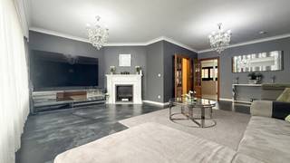 <p><span>Bij ImmoFusion 7/7 “open huis” : klik op onze 3D-TOUR.</span><br /><span>Ervaar vastgoed alsof je er zelf doorloopt!</span></p>
<p><span>Welkom in deze recent volledig gerenoveerde en instapklare woning aan de Lijsterlaan 7 in Aartselaar. Hier hoeft u niet meer te renoveren: de woning werd in zijn geheel vernieuwd en combineert een eigentijdse afwerking met een praktische indeling, ruime leefruimtes en een verrassend grote tuin. Met een inpandige garage, 8 zonnepanelen, een overdekt terras en drie slaapkamers is dit een woning die bijzonder veel comfort te bieden heeft.</span></p>
<p><span>Bij binnenkomst komen we in de inkomhal met een apart toilet en de trap naar de bovenverdieping. Rechts bevindt zich de inpandige garage. Achteraan sluit deze aan op een praktische wasplaats en is er rechtstreeks toegang tot de buitenruimte. Een bijzonder handige indeling die zorgt voor extra comfort en bergruimte.</span></p>
<p><span>De ruime keuken is één van de absolute blikvangers van de woning. Deze werd volledig vernieuwd en is stijlvol afgewerkt met moderne, lichte kastfronten, warme houtaccenten en ruime werkbladen. Naast de vele opbergmogelijkheden is de keuken uitgerust met een oven, combi-oven, vaatwasser en een inductiekookplaat met geïntegreerde afzuiging. Door de ruime opstelling is er bovendien plaats voor een gezellige eethoek. Vanuit de keuken heeft u rechtstreeks toegang tot de tuin.</span></p>
<p><span>Aansluitend bevindt zich de aangename leefruimte met voldoende plaats voor een comfortabele zithoek en een ruime eethoek. De grote raampartijen zorgen voor een mooie natuurlijke lichtinval. Het overdekte terras biedt een fijne plek om buiten te genieten, ook wanneer het weer wat minder meezit.</span></p>
<p><span>Op de bovenverdieping bevinden zich drie slaapkamers en de vernieuwde badkamer. De badkamer werd modern en smaakvol ingericht en beschikt over een ruime inloopdouche. De twee grootste slaapkamers zijn bijzonder ruim en bieden volop mogelijkheden voor een master bedroom en kinderkamer. De derde kamer is compacter en kan perfect ingericht worden als bureau, dressing, kinderkamer of hobbyruimte.</span></p>
<p><span>Ook de buitenruimte is een belangrijke troef. De woning beschikt over een verrassend ruime tuin voor een gesloten bebouwing, met voldoende plaats voor nog een terras, speelruimte of een groene inrichting. Dankzij de rechtstreekse toegang vanuit de keuken en de garage is de tuin bovendien bijzonder praktisch in gebruik.</span></p>
<p><span>De woning werd recent volledig gerenoveerd, waardoor u hier geniet van een hedendaagse woning zonder de zorgen en kosten van een renovatie. De 8 zonnepanelen vormen daarbij een mooie bijkomende troef.</span></p>
<p><span>De Lijsterlaan is rustig gelegen in Aartselaar, met winkels, scholen en andere dagelijkse voorzieningen in de nabije omgeving. Ook het centrum van Aartselaar is vlot bereikbaar. Dankzij de goede verbindingen zijn de A12 en E19 gemakkelijk toegankelijk, waardoor ook Antwerpen en de omliggende gemeenten vlot bereikbaar zijn.</span></p>
<p>Pluspunten:<br />- Recent volledig gerenoveerd<br />- Instapklaar<br />- Ruime, volledig vernieuwde keuken<br />- Overdekt terras<br />- Vernieuwde badkamer met ruime inloopdouche<br />- Zonnepanelen<br />- Rustige ligging<br />- Inpandige garage met aansluitende wasplaats<br />- Vlotte verbinding met A12 en E19<br /><span>Maatregelen opgenomen in het Maatregelenregister: nee</span></p>
<p><span>Interesse? Voor een bezichtiging ter plaatse of meer info, bel ons op 078/78.78.70, of kom gerust binnen in ons kantoor — je bent steeds welkom!</span></p>