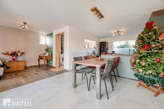 Deze woning werd zorgvuldig en smaakvol gerenoveerd, met behoud van haar warme en huiselijke uitstraling. Ze combineert een rustige, centrale...