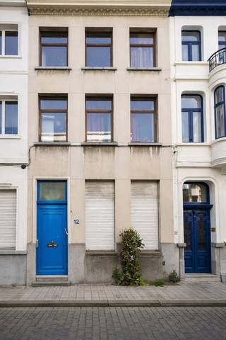 <p><strong>Te renoveren woning met tuin in aangename buurt</strong></p>
<p>Deze woning biedt een mooie opportuniteit voor wie graag zelf de handen uit de mouwen steekt en een huis volledig naar eigen smaak wil omvormen. Hier krijg je de kans om iets eigen te creëren, volledig volgens jouw wensen en noden.</p>
<p>Op het gelijkvloers is er ruimte voorzien voor een living en keuken, met aansluitend een gezellige tuin van ca. 35 m². Een fijne buitenruimte waar je in alle rust kan genieten, een terras kan aanleggen of een groene stadstuin kan creëren.</p>
<p>De woning kan ingedeeld worden tot maar liefst 6 slaapkamers. Dit maakt ze bijzonder geschikt voor een groot gezin, co-housing, een combinatie wonen-werken of als investeringsproject met mooi potentieel.</p>
<p>Gelegen in een zeer aangename en rustige buurt met vriendelijke en klassevolle buren, waar het prettig wonen is. Bovendien bevindt de woning zich vlakbij het Harmoniepark, Basic-Fit, winkels, scholen en openbaar vervoer — alles binnen handbereik.</p>
<p>Interesse? Neem gerust contact op voor meer informatie of een bezoek.</p>