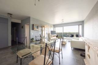 <p><span>Panoramisch wonen op de 7e verdieping op een groen privé domein in Merksem!</span></p><p><span>Ben je op zoek naar een appartement met een adembenemend uitzicht, veel lichtinval en een heerlijk buitenleven? Dit comfortabele appartement op de 7e verdieping aan het Leiebos 31 in Merksem biedt je een unieke kans om te wonen in een oase van rust, met alle troeven om er jouw absolute droomthuis van te maken.</span></p><p><span>De highlights:</span></p><ul><li><span>Fenomenaal panoramisch zicht</span><span> vanaf de zevende verdieping.</span></li><li><span>Uitzonderlijk energiezuinig</span><span> dankzij een gunstig EPC B-label.</span></li><li><span>Technisch perfect:</span><span> De elektriciteit is volledig conform gekeurd.</span></li><li><span>Uitzonderlijk groot terras</span><span> over de volledige lengte van het appartement.</span></li><li><span>Recente, modern ingerichte keuken</span><span> voorzien van alle comfort.</span></li><li><span>2 volwaardige slaapkamers</span><span> met een rustgevend, groen uitzicht.</span></li></ul><p><span>Indeling en mogelijkheden:</span><span> Je komt binnen via de inkomhal die toegang biedt tot de lichtrijke leefruimte. Dankzij de hoge ligging geniet je hier elke dag van een spectaculair, weids uitzicht. De aangrenzende keuken werd recent volledig vernieuwd en is modern en functioneel uitgerust. Zowel vanuit de leefruimte als de slaapkamers stap je zo het riante terras op, dat over de hele lengte van het appartement loopt de ideale plek om te ontspannen en te genieten van de zonsondergang.</span></p><p><span>Verder beschikt het appartement over twee comfortabele slaapkamers en een functionele badkamer met ligbad, die je naar eigen smaak en tempo kunt opfrissen. Met een gunstig EPC B-score en een conforme elektrische keuring koop je hier bovendien met een gerust hart, zonder renovatieverplichting of onverwachte technische kosten.</span></p><p><span>Over de buurt:</span><span> Het Leiebos staat bekend om zijn rustige, residentiële ligging op een groen privé domein in Merksem. Je geniet hier van maximale privacy en rust, terwijl winkels, scholen en het openbaar vervoer op een steenworp afstand liggen. Met de wagen ben je bovendien binnen enkele minuten op de Antwerpse Ring en de belangrijkste invalswegen.</span></p><p><span>Interesse om dit uitzicht zelf te komen bewonderen? Neem vandaag nog contact met ons op via 03/646.66.55 of lynn@sinjoor.be!</span></p>