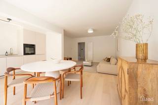 Dit instapklare gelijkvloers appartement bevindt zich op een rustige, maar uiterst centrale ligging. Het appartement werd recent gerenoveerd en beschikt over een inkomhal met vestiairekast, een apart gastentoilet, een ingerichte badkamer, een lichtrijke leefruimte en een volledig geïnstalleerde keuken. Verder zijn er twee volwaardige slaapkamers aanwezig, waarvan één directe toegang biedt tot de privatieve tuin — ideaal om in alle rust van het buitenleven te genieten.<br /><br />Dankzij de kwalitatieve afwerking, individuele nutsvoorzieningen en gunstige EPC-score vormt dit appartement zowel voor eigen bewoning als investering een uitstekende opportuniteit.<br /><br />Er bestaat bovendien de mogelijkheid om een garagebox aan te kopen aan € 25.000. De aankoop hiervan is volledig vrijblijvend en niet verplicht.<br /><br />De gemeenschappelijke kosten zijn momenteel nog niet definitief vastgelegd, maar zullen naar verwachting beperkt blijven tot enkel de kosten van de minuterie (verlichting gemeenschappelijke hal) en de blokpolis. Deze worden voorlopig geraamd op ongeveer € 20 per maand.<br /><br />Extra troeven:<br /><br />Recent gerenoveerd appartement;<br />Privatieve tuin;<br />Mogelijkheid tot aankoop garagebox;<br />Lage vermoedelijke gemeenschappelijke kosten;<br />Individuele nutsvoorzieningen;<br />Gunstig EPC;<br />Rustige en centrale ligging.<br /><br />De beschikbare documenten kan u terugvinden via de downloads op onze website.<br />Voor meer informatie kan u terecht op www.hansvastgoed.com of contact opnemen via info@hansvastgoed.com of +32 3 366 05 30.