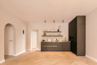 Dit stijlvolle appartement bevindt zich op de eerste verdieping van een kleinschalig gebouw in de Geuzenstraat. De ruime leefruimte met open...