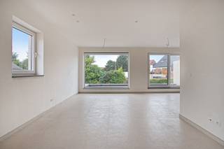 <p>Via een private inkomhal op het gelijkvloers betreedt u deze verrassend ruime woonentiteit, die zich uitstrekt over meerdere verdiepingen en het comfort van een woning combineert met de praktische voordelen van een kleinschalige residentie.</p><p></p><p>Via de inkomhal komen we met de trap tot de eerste verdieping waar zich de centrale en lichtrijke woonkamer met open keuken bevindt. Vanuit de leefruimte heeft u rechtstreeks toegang tot het terras, waar u in alle rust kunt genieten van het buitenleven.</p><p><em>Ter illustratie werd een AI-visual toegevoegd van het afgewerkte terras.</em></p><p>Verder bevinden zich op deze verdieping een eerste (slaap)kamer, een gastentoilet en een praktische technische berging.</p><p></p><p>De vaste trap leidt naar de tweede verdieping, waar we toegang hebben tot twee volwaardige slaapkamers, een badkamer en een afzonderlijk toilet. Via de zoldertrap bereikt u bovendien de praktische zolder, ideaal als extra bergruimte.</p><p></p><p>Ook op het vlak van energiezuinigheid scoort deze entiteit uitstekend. Dankzij de warmtepomp met vloerverwarming, de zonnepanelen en de kwalitatieve gebruikte materialen geniet u van een aangename woonbeleving.</p><p></p><p>Als extra troeven beschikken we hier over een private parkeerplaats vooraan het gebouw en een gemeenschappelijke fietsen- en afvalberging.</p><p></p><p>Dankzij de doordachte indeling, de private inkom en de drie volwaardige kamers vormt dit de ideale thuis voor gezinnen of iedereen die op zoek is naar ruimte en energiezuinig wonen.</p><p></p><p>Bovendien wordt deze eigendom verkocht onder het stelsel van de verkooprechten en niet onder het btw-stelsel, wat een aanzienlijk financieel voordeel kan betekenen voor de koper.</p><p></p><p>Wilt u deze eigendom en zijn troeven zelf ontdekken, neem dan zeker contact op voor het plannen van een bezoek ter plaatse.<br /><strong><u>Interesse?</u> </strong>Contacteer Steffi telefonisch op 0498/50.50.94 of per mail steffi@vastgoeddevos.be </p>