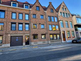Wonen aan het water! Gemeubeld appartement.Via de centrale inkomhal met vestiaire komen we uit in de living met open keuken. Verder is er een WC, badkamer en 2 slaapkamers welke uitgeven op het terras.Gelegen in centrum Mechelen, nabij Vismarkt/Lamot site en jachthaven.