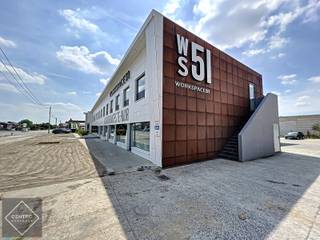 Bemeubelde kantoorruimten. 25-32-38-42-47-67 m².<br /><br /><u><strong>AFWERKING: </strong></u><br />Elk kantoor is standaard bemeubeld, en beschikt over een eigen kitchenette, verwarming, airconditioning, en een toilet.<br />De gelijkvloerse kantoren hebben een eigen douche.<br /><br /><u><strong>NUTSVOORZIENINGEN:</strong></u><br />Elektriciteit, stadswater, airco (warm/koud), ventilatiesysteem, internet en telefonie.<br /><br /><u><strong>LIGGING:</strong></u><br />Gunstig gelegen met veel visibiliteit op een verbindingsweg nabij Ieper, Roeselare en Kortrijk op enkele minuten van de oprit A19.<br />Bushalte voor de deur.<br /><br /><em><u><strong>Opmerkingen:</strong></u></em><br />- Verhuurprijzen excl. btw (aftrekbaar voor zelfstandigen) en excl. onroerende voorheffing volgens aanslagbiljet<br />- Verhuurprijzen zijn incl. brandpolis huuraansprakelijkheid &amp; bureautafels en stoelen (aantal naar keuze)<br />- Voldoende parkeerplaatsen + fietsenstalling<br />- Kantoorgebouw met uitstraling! <br />- Onze ref.: O0117 op <strong>www.centro.be </strong>of contacteer ons op <strong>050 70 01 02</strong>.