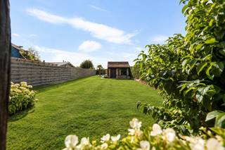 Op een centrale locatie te Putte bevindt zich deze charmante gezinswoning met 3 slaapkamers en ruime tuin met zwembad. U geniet hier van een uitstekende bereikbaarheid via belangrijke invalswegen, alsook op wandelafstand van het centrum met winkels, scholen en het openbaar vervoer.<br /><br />We betreden de woning via de inkomhal met apart gastentoilet. Verder komen we in de lichtrijke leefruimte, dewelke kan ingericht worden met een gezellige zithoek met houtkachel en aparte eetplaats. Aansluitend bevindt zich de karaktervolle keuken, voorzien van alle essentiële toestellen. Via de aanpalende veranda betreden we de prachtige tuin met terras, tuinhuis en zwembad. Deze zuidwest gerichte tuin vormt een oase van rust, waar u in alle privacy kan genieten van zonnige dagen in een groene omgeving. Het gelijkvloers is verder voorzien van een praktische berging/wasplaats met douche alsook een inpandige garage. Op de eerste verdieping bevinden zich 3 slaapkamers alsook de badkamer, uitgerust met dubbele lavabo, toilet en ligbad. Via de nachthal op de eerste verdieping bereiken we de ruime zolder die dienst kan doen als extra bergruimte. De woning is voorzien van 24 zonnepanelen.<br /><br />Dit is een uitstekende opportuniteit als u op zoek bent naar een charmante woning met 3 slaapkamers en tuin nabij het centrum van Putte. Contacteer ons voor meer informatie op 0472 82 80 66 of via info@boonstravastgoed.be<br /><br />Bijzonderheden:<br />- Centrale ligging<br />- Inpandige garage<br />- Zuidwest gerichte tuin met zwembad