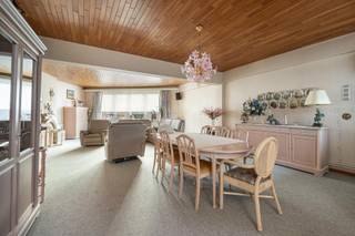 <p><span>Dit appartement is goed gelegen in een buurt die nog steeds in volle ontwikkeling is. Op het einde van de straat begint Park Spoor Noord. </span><span>Park Spoor Noord is een van de populairste plekken van Antwerpen. Het grote park in Antwerpen Noord is een oase om te ontspannen, te sporten of te spelen. Buurtbewoners, sporters en verenigingen maken er intensief gebruik van. </span><span> </span></p><p><span>Dit ruim te renoveren appartement is voor wie het wil aanpassen naar zijn eigen stijl en noden een echte kans.  Ideaal voor een alleenstaande of een koppel die voldoende heeft met één slaapkamer en ruime dressing.  </span></p><p><span>Wil je er helemaal tegenaan gaan, kan je de keuken verhuizen naar de ruime living van 60 m² en er een open keuken van maken. Voordeel is dat je de van je oude keuken nog een slaapkamer kan maken.</span></p><p><span>Boven is er naast een zolder nog het grote dakterras van om en bij de 200m² dat gemeenschappelijk is. Hier heb je zicht op de haven, het Havenhuis en de nieuwe woontorens van het Eilandje. </span></p><p><span> </span></p>