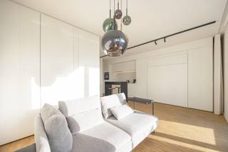 <p>Luxueus en op maat afgewerkte studio met terras op <strong>TOPLOCATIE</strong> . Residentie Melopee is een indrukwekkende realisatie van Crepain Binst Architecture, die zorgden voor een moderne en klassevolle uitstraling van het gebouw.<br /><br /><strong>Indeling:</strong><br />Inkomhal met vestiairekast, aparte wc en bergkast met CV; keuken met eettoog; aparte berging/wasplaats; leefruimte met volledige kastenwand. In de kastenwand bevindt zich een elektrisch bedienbaar dubbel bed. </p>

<p>Op het aangrenzende terras <span>(zuid-oriëntatie) op betonsteen (ca.5m²)</span> k<span>an je genieten van zijdelings zicht op de Schelde. </span><span> Badkamer met inloopdouche en lavabo.</span></p>

<p><strong>Bijzonderheden:</strong></p>

<ul>
	<li>Doorlopend een eiken parketvloer en kamerhoge raampartijen.</li>
	<li>Verlichting en verwarming kunnen volledig bediend worden met het Easy+ domotica systeem.</li>
	<li>Aanwezigheid van een Bringme Box systeem in de inkomhal van het gebouw. (voor het versturen &amp; ontvangen van pakketjes).</li>
	<li>Vloerverwarming.</li>
	<li>Fietsenberging met privatieve plaats.</li>
	<li><span>Tramhalte op 100m van uw voordeur.</span></li>
	<li><span>Autostaanplaats  aan: €35.000,-</span></li>
</ul>