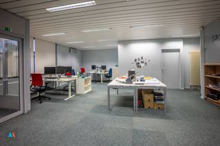 Instapklaar kantoorgebouw met ruime parkeermogelijkheden in MinderhoutDit representatieve kantoorgebouw is gelegen aan de Desmedtstraat in...