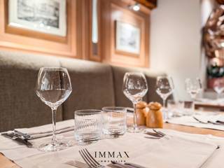 Over te nemen:<br />Gerenommeerde brasserie/restaurant, reeds 52 jaar succesvol uitgebaat - absolute TOPZAAK gelegen op het Wapenplein met zonnig terras. Sublieme zonnige ligging met de ochtend- en middagzon.<br /><br />Indeling:<br />78 zitplaatsen in de gelagzaal + 80 a 100 zitplaatsen op het mooie terras met barhuisje.<br />Het cliënteel bestaat vooral uit vast cliënteel bewoners en tweede verblijvers, waardoor er een constant inkomen is, zowel in het winter- als zomerseizoen. <br /><br />Het restaurant heeft nog meer potentieel daar deze 2 deagen in de week gesloten is op donderdag en vrijdag. <br />Vrij van brouwer - startklaar - vrij in samenspraak - indien gewenst: begeleiding mogelijk bij opstart.<br /><br />Deze gerenommeerde horecazaak heeft een constante dagelijkse en doorlopende bezetting. Ideaal voor meewerkend horecakoppel.<br /><br />Voor meer info of bezoek: Contacteer Jurgen via jurgen@immax.be of 0493/330553