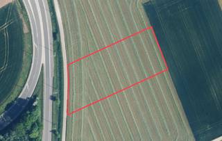 Twee percelen bouwland met een oppervlakte van respectievelijk 12a63ca en 27a11ca. 