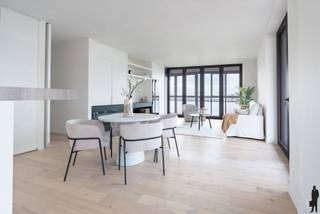 <h3>Exclusief wonen aan de Scheldekaaien met royale buitenruimtes</h3>
<p>Droomt u van een instapklaar, luxueus appartement op het bruisende Nieuw Zuid?<br />Dan zal deze parel met zicht op de Schelde u zeker weten te bekoren.</p>
<p><strong>Duurzaam, groen en stedelijk wonen</strong> – dat is waar de nieuwe wijk Nieuw Zuid in Antwerpen voor staat.</p>
<p>Op de vierde verdieping van de stijlvolle residentie <em>Zuiderhuis</em> ontdekt u een uitzonderlijk woonconcept dat elegantie en comfort combineert.</p>
<p>Wat dit appartement zo bijzonder maakt?<br />De prachtige wintertuin die grenst aan zowel de leefruimte als de slaapkamers. Deze ruimte vormt een natuurlijke verlenging van het interieur en laat u het hele jaar door genieten van licht, lucht en uitzicht. Vanaf het ruime terras geniet u van onvergetelijke zonsondergangen over de Schelde, terwijl het oostelijk georiënteerde terras uitnodigt om te ontbijten tussen het groen.</p>
<p>De open keuken met centraal kookeiland is ontworpen voor wie graag kookt en gezellig tafelt, rechtstreeks verbonden met het terras aan de oostzijde.</p>
<p>De hoofdslaapkamer beschikt over een luxueuze ensuite badkamer met inloopdouche, ligbad en dubbele wastafel.<br />De twee extra slaapkamers delen een tweede, volledig uitgeruste douchekamer.</p>
<p>Verder vindt u in de nachthal een apart gastentoilet en een praktische dressing.</p>
<p>Doorheen het volledige appartement werd gekozen voor hoogwaardige materialen en maatwerk. De ingebouwde kastwand met sfeervolle haard in de leefruimte vormt een echte blikvanger.</p>
<p>Bij de verkoop zijn <strong>vijf kelderbergingen</strong> inbegrepen.<br />Er is bovendien de mogelijkheid om <strong>vier autostaanplaatsen</strong> aan te kopen à <strong>€39.000 per stuk</strong>.</p>
<p>Verkoop onder <strong>BTW-stelsel</strong>.</p>