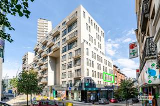Ontdek dit aangename appartement in Residentie Madou (bouwjaar 2010), gelegen aan het Madouplein in Sint-Joost-ten-Node, vlak bij de Europese wijk. Dankzij de uitstekende ligging aan de Brusselse binnenring en op wandelafstand van metrostation Madou geniet u van een vlotte bereikbaarheid en een levendige buurt met talrijke handelszaken en voorzieningen. Ondanks deze centrale ligging biedt het appartement een rustige woonomgeving.<br /><br />Het appartement bevindt zich op de tweede verdieping en beschikt over een bewoonbare oppervlakte van circa 75 m² (EPC). Via de ruime inkomhal bereikt u de lichtrijke leefruimte met open keuken. Verder beschikt het appartement over twee volwaardige, ruime slaapkamers en een badkamer met ligbad en dubbele wastafel. Een afzonderlijk toilet vervolledigt het geheel. De keuken is functioneel, maar vraagt enige vernieuwing, waaronder het keukenmeubilair en de kookplaat. Een aansluiting voor een vaatwasser is reeds voorzien.<br /><br />De residentie beschikt over goed onderhouden gemeenschappelijke delen en een beveiligde inkom met badgesysteem. Bovendien bestaat de mogelijkheid om een autostaanplaats aan te kopen voor € 25.000.<br /><br />Divers: Stedenbouwkundige inlichtingen, kadastrale gegevens en syndicusinlichtingen in aanvraag. Elektriciteit conform, PVC-raamprofielen, laminaat- en tegelvloeren, elektrische verwarming en kelder aanwezig.<br /><br />Bent u op zoek naar een lichtrijk appartement met twee comfortabele slaapkamers op een toplocatie in Sint-Joost-ten-Node, of naar een interessante vastgoedinvestering? Contacteer Immo Francois voor meer informatie of een bezoek!<br /><br />