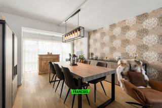 Deze verzorgde woning bevindt zich in een rustige en aangename woonwijk in Zottegem, met een uitstekende bereikbaarheid. Scholen, winkels,...