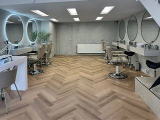 <strong>Zeer ruime en lichtrijke handelsgelijkvloers in Deurne!</strong><br /><br />Op deze zeer centrale locatie in Deurne bevindt zich dit ruim handelspand met veel mogelijkheden.<br /><br />Het handelspand bestaat uit een grote, open ruimte, met veel lichtinval door de grote ramen vooraan. Deze mooie ruimte omvat een open tussenverdieping waar bijvoorbeeld een bureauruimte van gemaakt kan worden. <br /><br />Verder beschikt dit handelspand nog over een apart toilet, een keuken, een technische berging en een privatieve kelderberging. <br /><br />Momenteel is dit verhuurd aan 750€/maand, ideaal als investering dus.<br /><br />Opgelet: niet geschikt voor horeca!<br /><br /><strong>Pluspunten</strong>:<br />+ Verhuurd aan 750€/maand<br />+ Veel natuurlijk lichtinval <br />+ Ruime handel gelijkvloers met tussenverdieping<br />+ Kitchenette & apart toilet<br />+ Privatieve kelderberging<br />+ Veel mogelijkheden<br />+ Centraal gelegen in Deurne<br /><br />Interesse in dit handelspand? Contacteer ons via <strong>03 337 50 70</strong> of <strong>info@vbvastgoed.be</strong> voor meer informatie of een afspraak ter plaatse!